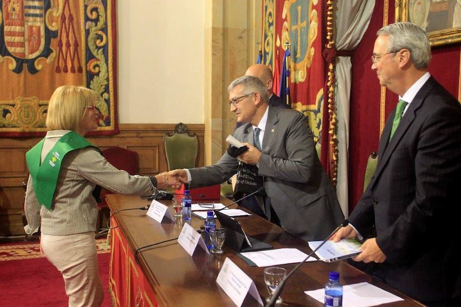 Los mayores de la Universidad de Oviedo reciben su diploma