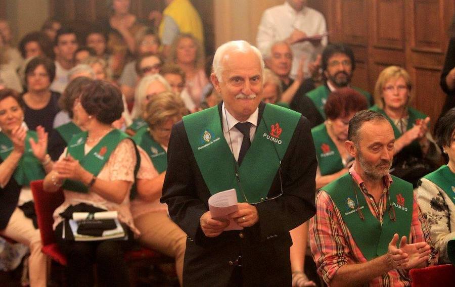 Los mayores de la Universidad de Oviedo reciben su diploma