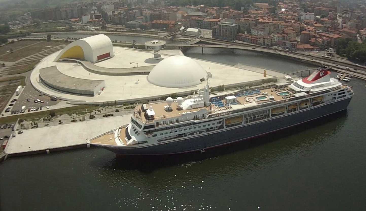 El Braemar atraca en Avilés con 700 cruceristas a bordo