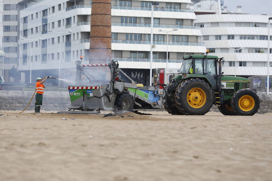 Limpieza en Poniente tras la fiesta de San Xuan
