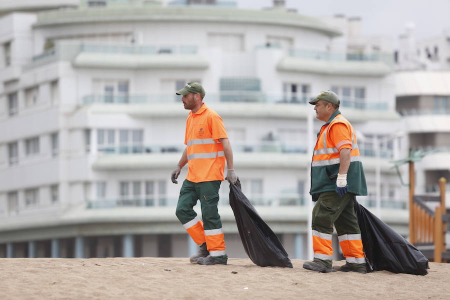 Limpieza en Poniente tras la fiesta de San Xuan