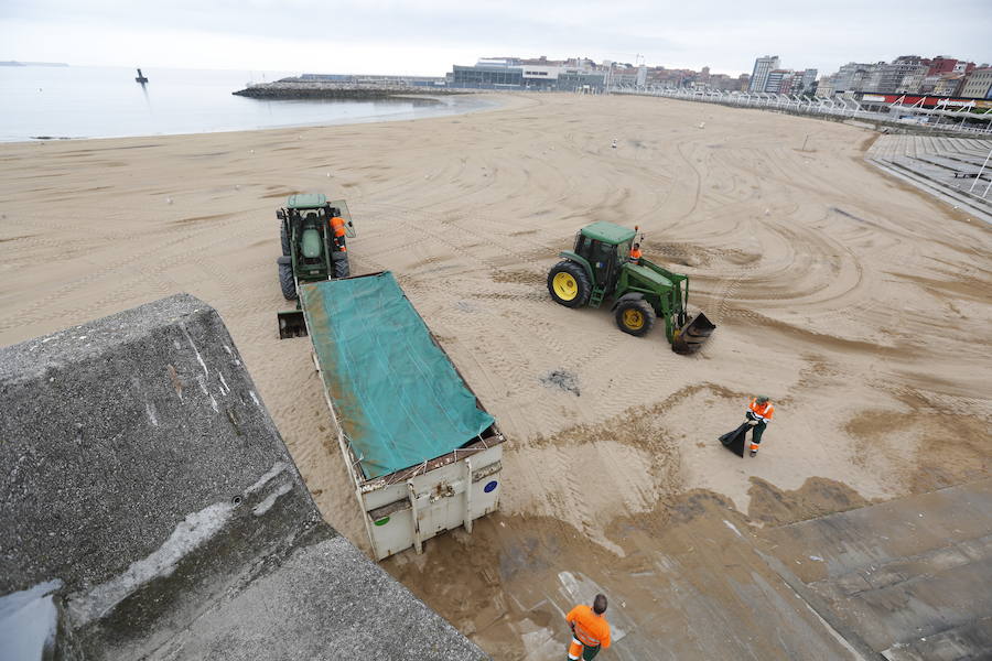 Limpieza en Poniente tras la fiesta de San Xuan
