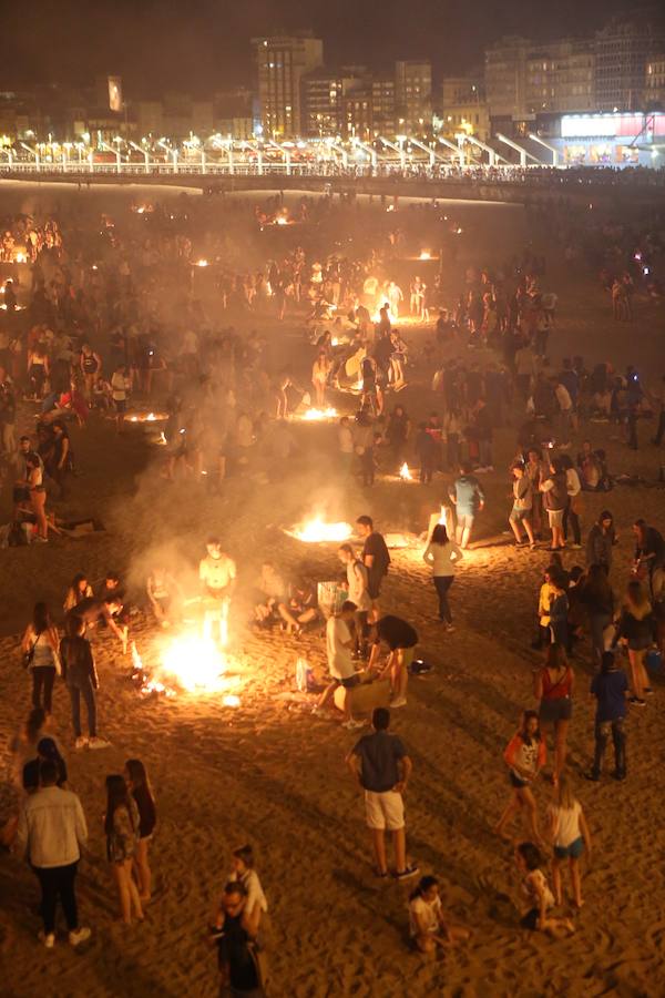 Hoguera de San Juan en Gijón
