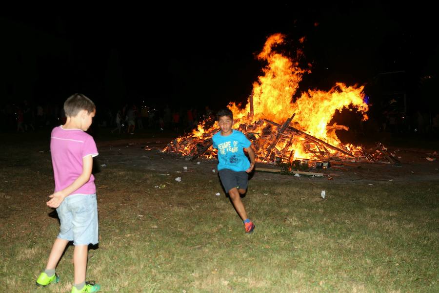 Hoguera de San Juan en Gijón