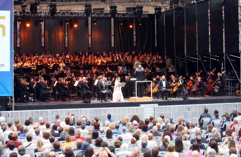 Monumental Carmina Burana ante la Catedral de Oviedo