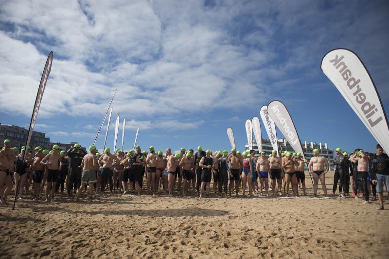 Más de cien nadadores en la Travesía de San Pedro de Gijón