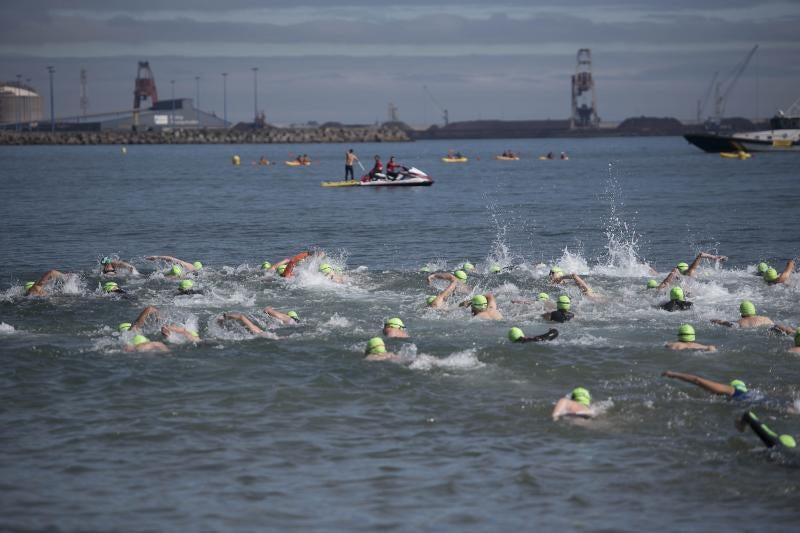 Más de cien nadadores en la Travesía de San Pedro de Gijón