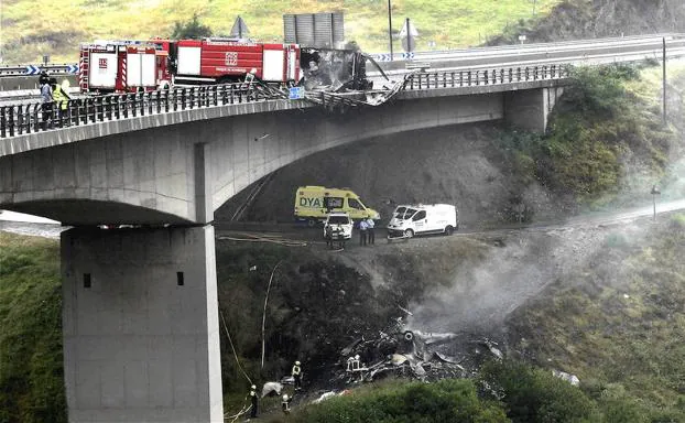 Imagen. Un camionero gijones muere al saltar de su vehículo en llamas desde un viaducto en Cantabria.