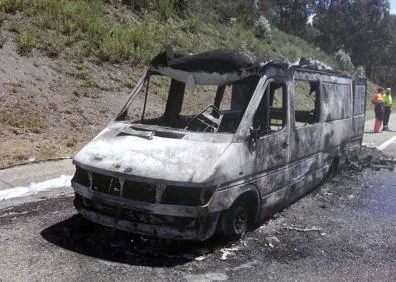 Imagen secundaria 1 - Espectacular incendio de una autocaravana en la A-8 en Ribadesella