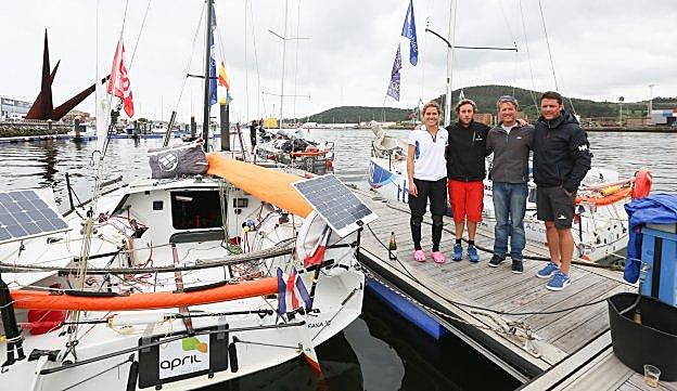 El francés Ian Lipinski, segundo por la izquierda, ayer en un pantalán del puerto deportivo junto a otros regatistas. 