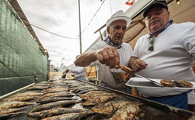 Dos de los parrilleros, en plena acción.