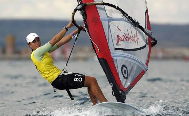 Blanca Machón practicando windsurf en 2013.