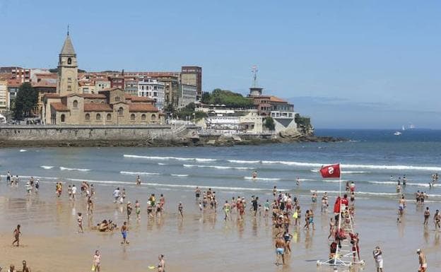 «Solo mojaba los pies», dice uno de los multados por bañarse con bandera roja 