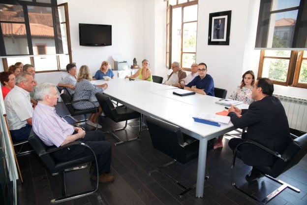 Los vecinos de El Peral, reunidos con Jesús Bordás. 