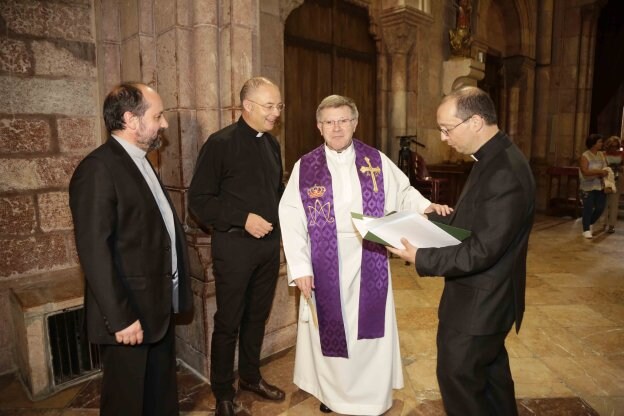 Mariño con varios párrocos, entre elos el de Llanes, Florentino Hoyos, quien fuera abad de Covadonga entre 2002 y 2008. 