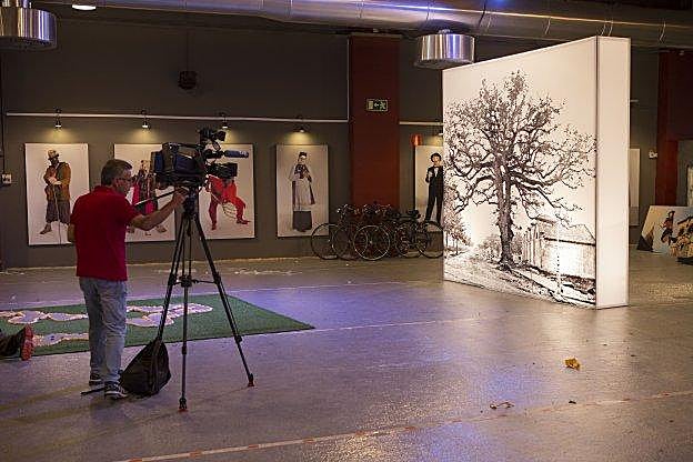 La televisión inmortaliza el carbayu. Al fondo, mazcaritos. :: MORA