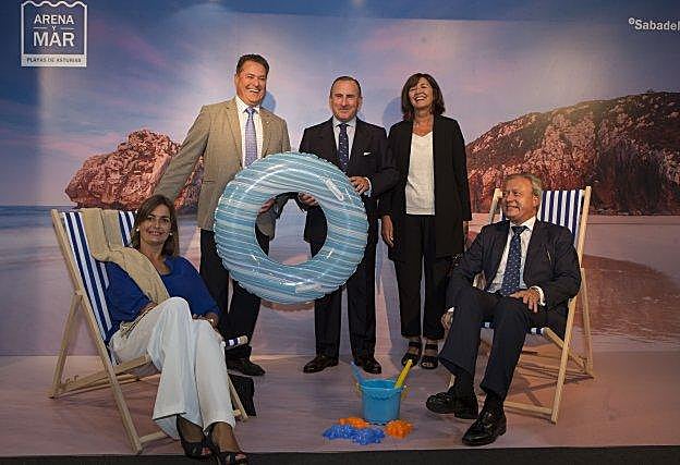 Marian González, Félix Baragaño, Pablo Junceda, Margarita Fuente y Álvaro Alonso, de playa en el estand.