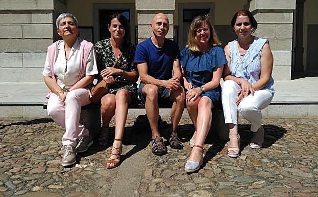 Las profesoras Chus Millares y Lulas Somoza, el director Javier Santos, Chus Montero y la edil María Aránzazu González . 