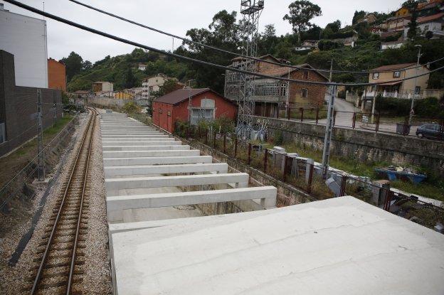 El barrio langreano de El Puente, el más afectado por las obras del soterramiento. 