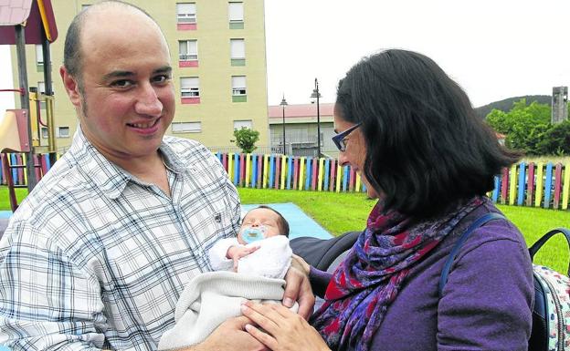 Alejandro García y Patricia Mori, con su pequeña María Mori García, que nació el pasado 3 de julio en Avilés, en brazos.