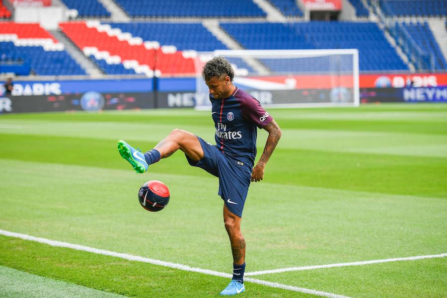 El futbolista brasileño ha causado gran expectación en su llegada a París para formar parte de la plantilla del PSG.