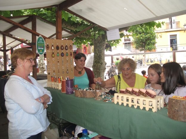 Varios turistas observan las piezas de uno de los puestos. 