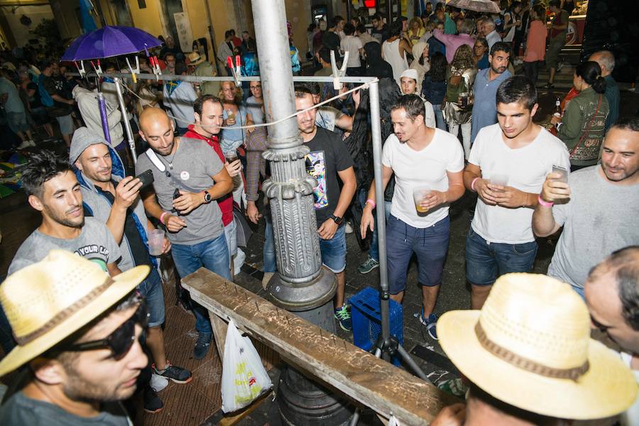 La locura de la fiesta nocturna de Ribadesella en Les Piragües