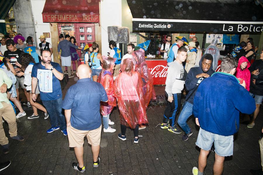 La locura de la fiesta nocturna de Ribadesella en Les Piragües