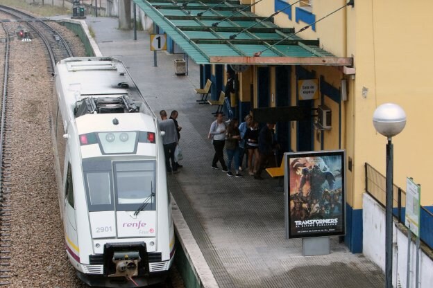 Un tren de Feve, a su paso por la estación de Mieres. 