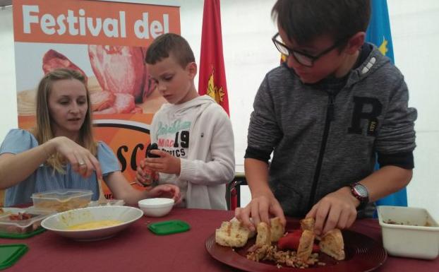 Luis Alonso García prepara su 'Dolmen de Chosco' en la feria. 