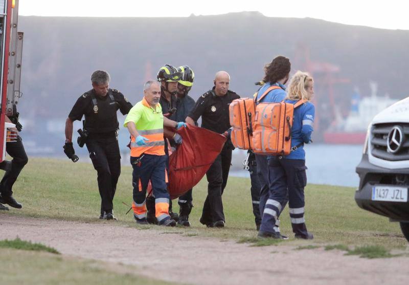 El rescate del cadáver del hombre desaparecido en Gijón en imágenes