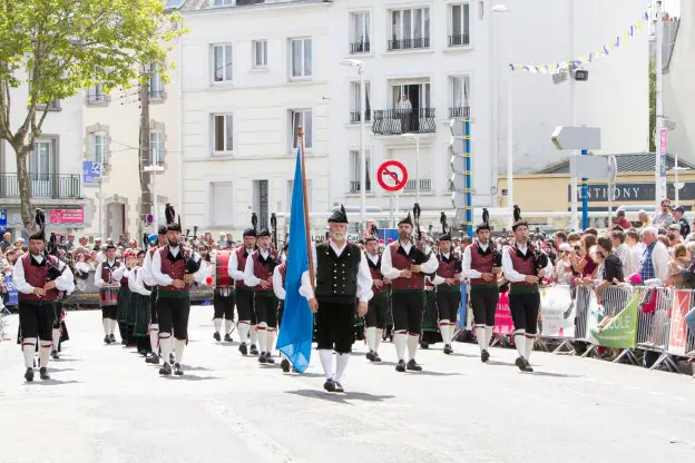 La Banda de Gaitas de Candás, a su paso por las calles de Lorient, que volvieron a reunir en la Grande Parade a decenas de miles de espectadores. 