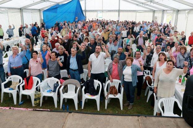 Los asistentes a la fiesta de La Camperona, con Adrián Barbón en primera fila, cantan La Internacional para cerrar el acto. 