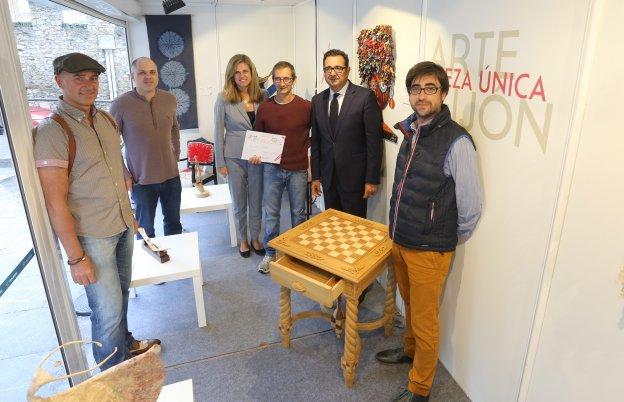 Miguel Vicuña, en el centro junto a la pieza seleccionada y rodeado de los miembros del jurado en la feria de Artegijón. 