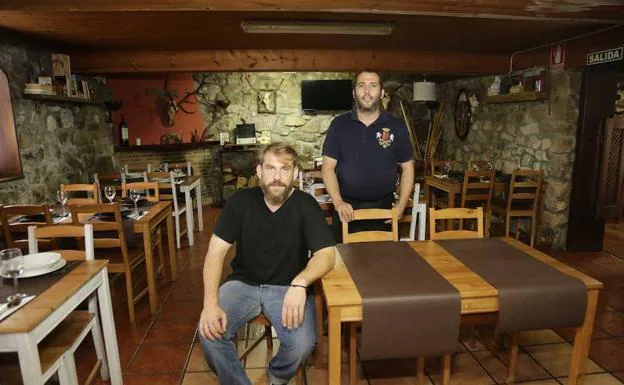 Matías Valdivieso Montero y Ramiro Díaz Vega, en su restaurante. 