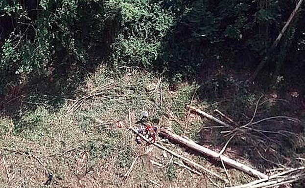 Los servicios de emergencia atienden al herido. 