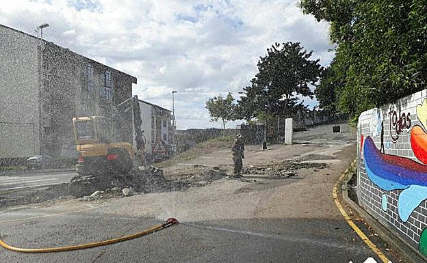 Los bomberos, trabajando en la zona de la fuga de gas. 