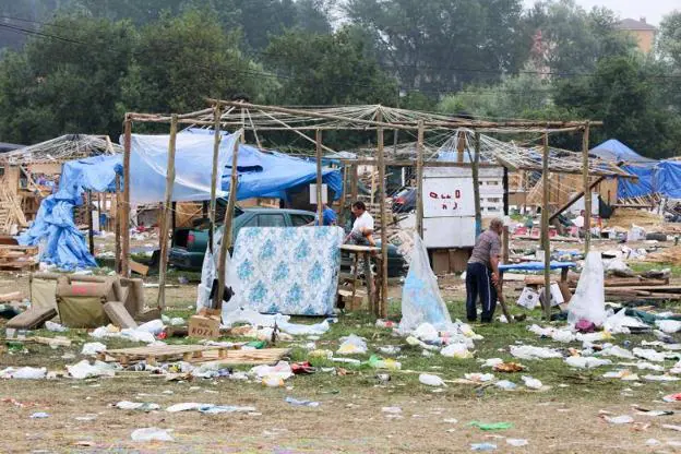 Toneladas de residuos quedaron en el prau de Salcéu tras la multitudinaria fiesta.