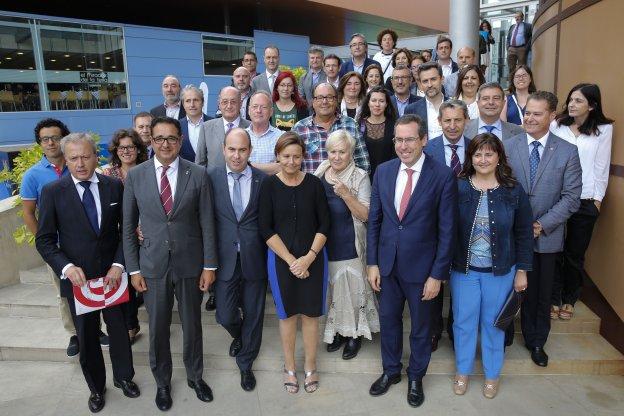 David Argüelles, entre González Zapico y Carmen Moriyón, en primera fila, en la foto de familia del Día de los Comerciantes.