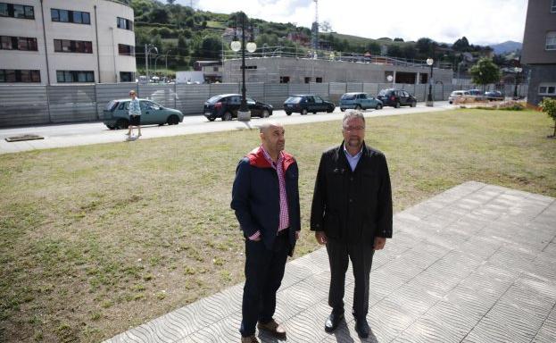 Pedro Leal y Martínez Oblanca junto al solar donde se contruirá la estación de La Felguera. 