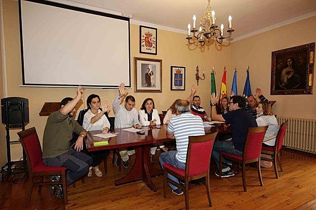 Los representantes de Cangas de Onís, Onís y Amieva votan para rechazar la reincorporación de Ponga a la mancomunidad durante el Pleno celebrado ayer en la capital canguesa. 