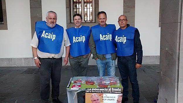 Joaquín Alonso, a la izquierda, acompañado del resto de delegados de Acaip, Luis Enrique, Fernando y Agustín, ofreciendo los chorizos. 