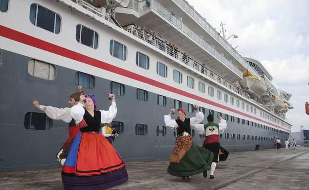 El 'Sirena', octavo barco de cruceros del año, llega a El Musel con 750 pasajeros a bordo