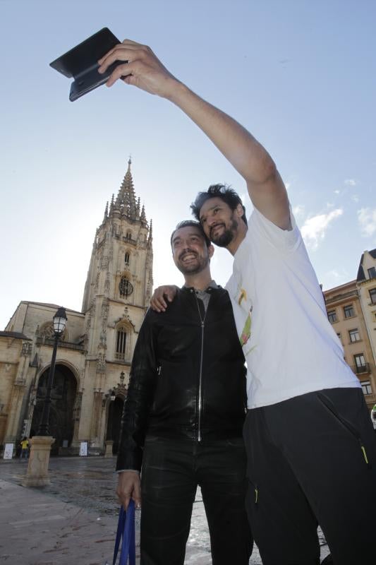 El actor Stany Coppet, conocido por su papel en la serie de televisión 'El Príncipe', ha iniciado este miércoles en Oviedo una peregrinación a Santiago en apoyo a la Fundación Anda Conmigo, dedicada a ayudar a niños con necesidades especiales.