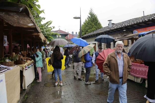 La lluvia no logró aguar la XXI edición del Mercado Asturiano de Benia de Onís. 