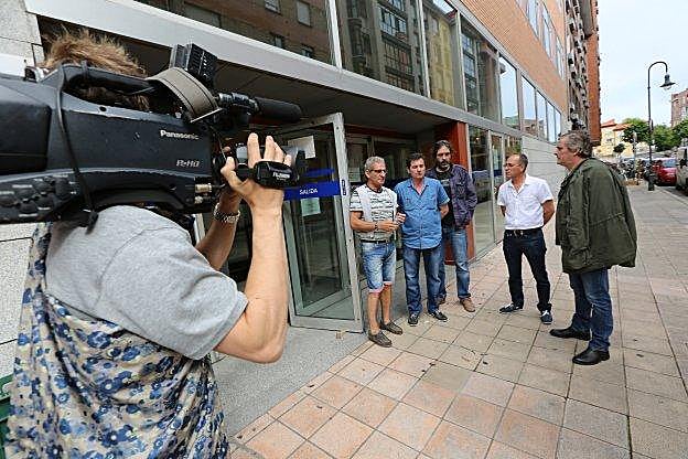 Cinco de los afectados, a las puertas del juzgado el junio del año pasado. 