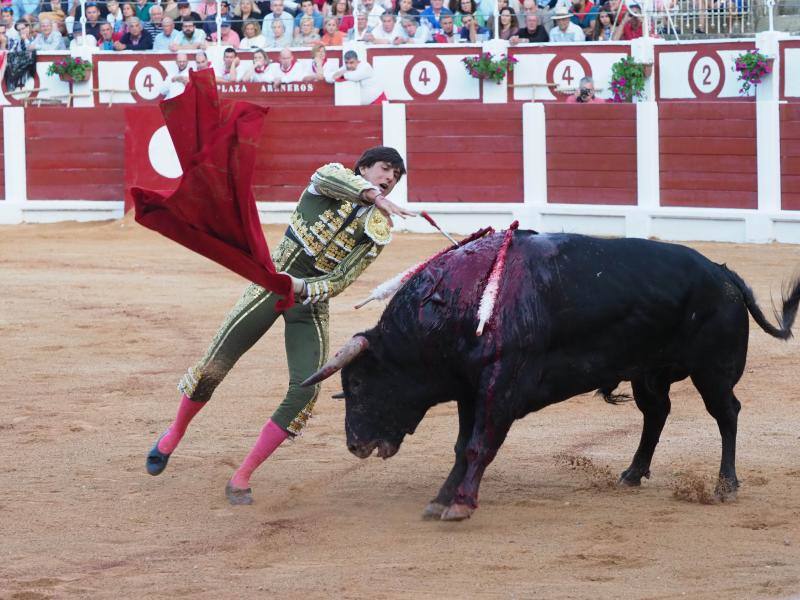 El torero peruano Roca Rey corta dos orejas en El Bibio