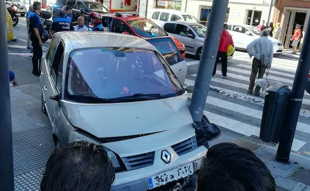 Herida una mujer por un choque en cadena de dos coches en Pablo Iglesias