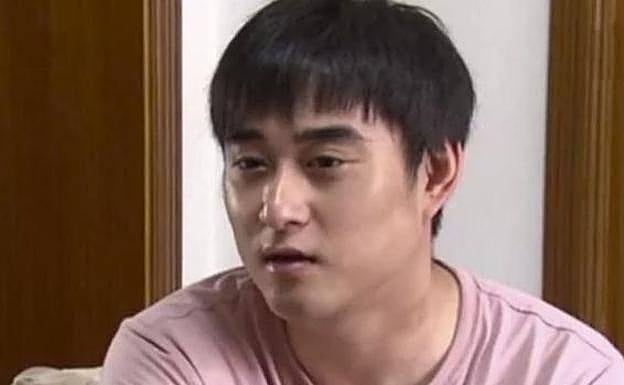 Descubre que su hijo no es suyo porque es «demasiado guapo»