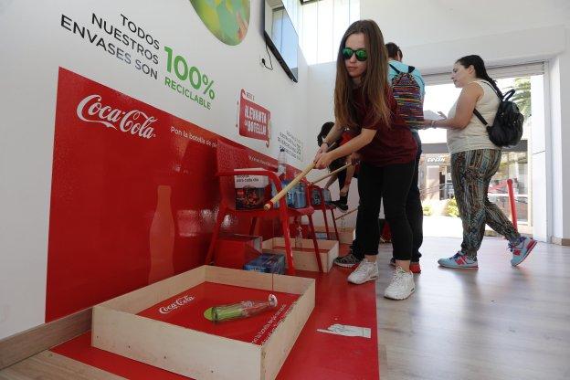 Pesca de botella con caña y aro en Coca-Cola.